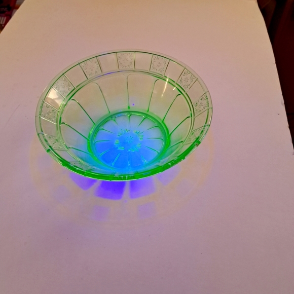 Green uranium glass bowl 8" x 3" - Picture 2 of 4